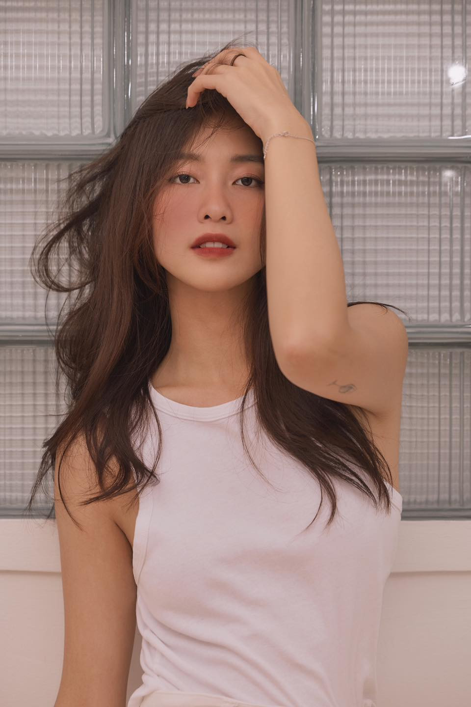 Nữ diễn viên không ít lần chứng minh vẻ sexy của không thua kém những cô gái có vòng 1 đầy đặn, nở nang qua những bộ ảnh thần thái hút hồn.