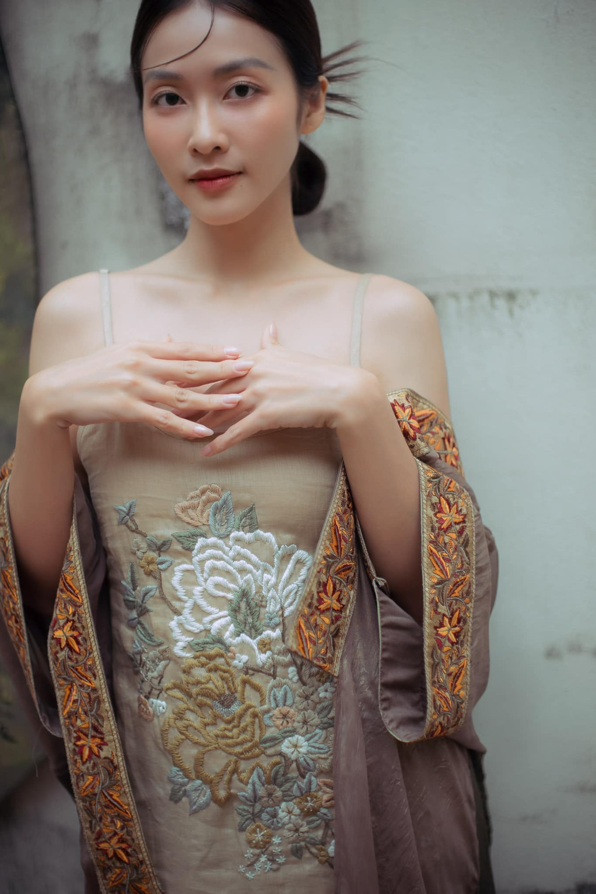 Nữ diễn viên từng ngầm phủ nhận bằng dòng chia sẻ: "Ngân này vẫn giống Ngân xưa. Vẫn "bức tường" đó không xê dịch gì".