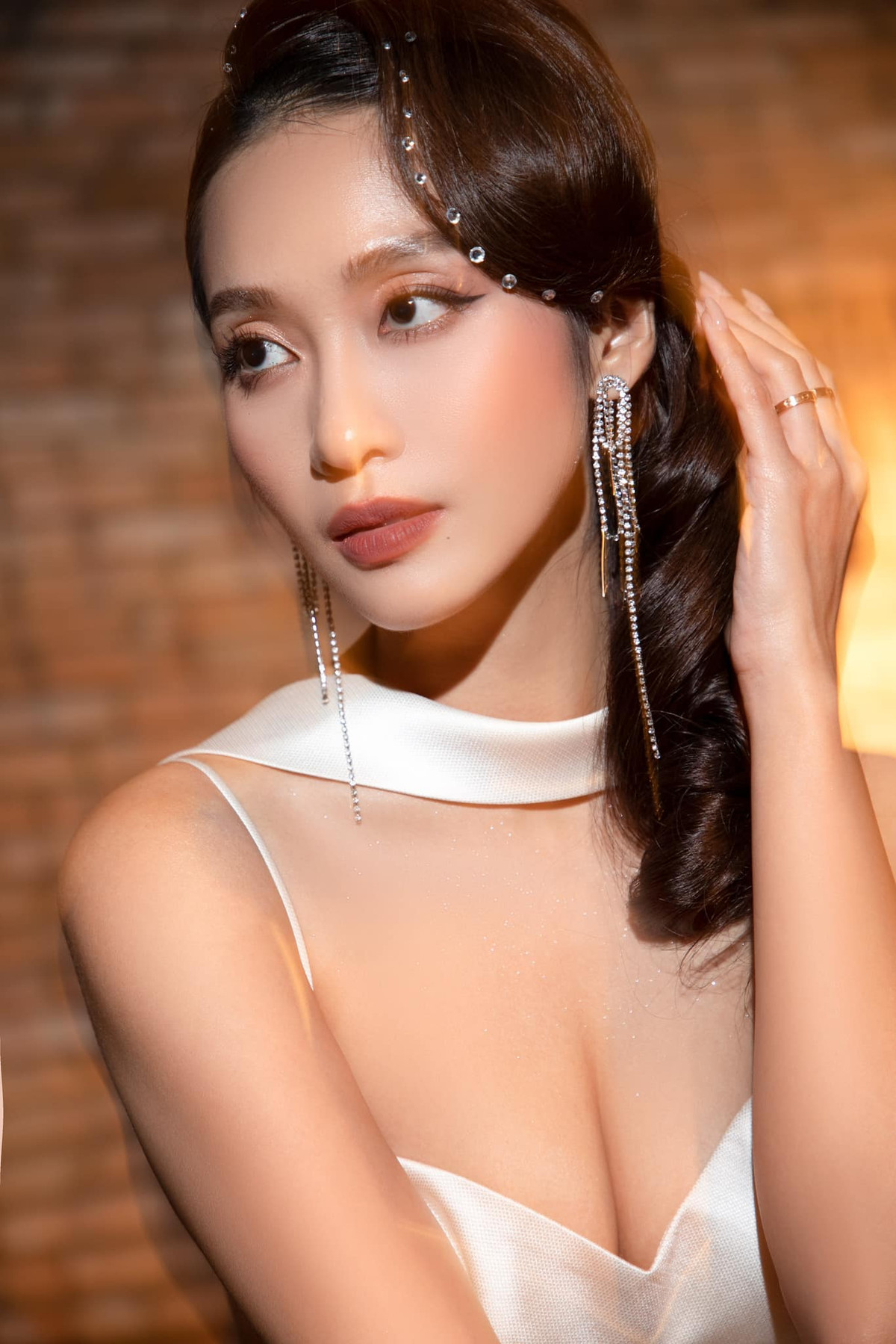 Vốn sở hữu vòng một khá khiêm tốn nên khi xuất hiện với hình ảnh thềm ngực đầy đặn, "hot girl boxing" đình đám một thời liền vướng nghi vấn can thiệp "dao kéo".