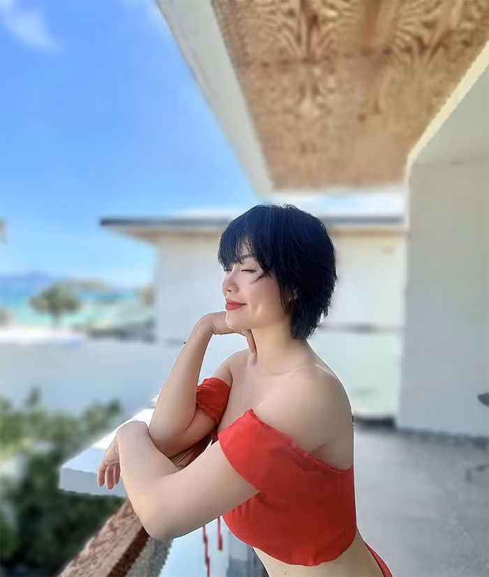 Tự tin với vóc dáng chuẩn, diễn viên Thanh Hương không ngại khoe dáng với bikini và nhiều loại trang phục gợi cảm.