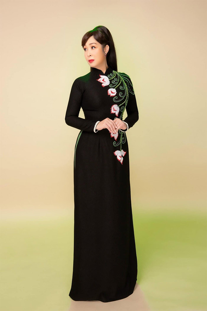 Để có được vóc dáng hiện tại, Hồng Vân đã giảm được 14kg cân nặng nhờ ăn uống khoa học và tập luyện.