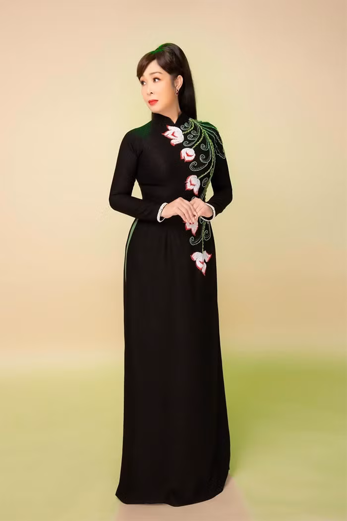 Để có được vóc dáng hiện tại, Hồng Vân đã giảm được 14kg cân nặng nhờ ăn uống khoa học và tập luyện.