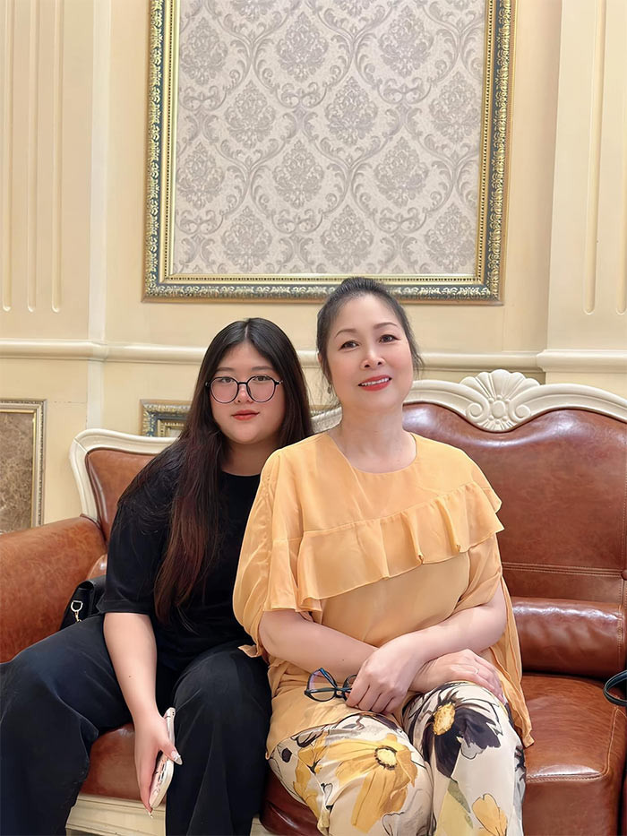 Giảm cân, vóc dáng Hồng Vân gọn gàng, khuôn mặt nhẹ nhõm nên trông cô trẻ hơn.