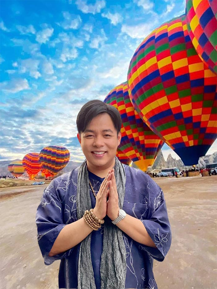 Ngoại hình gọn gàng, thần sắc tươi tắn, Quang Lê được khen là trẻ hơn so với tuổi 43 của mình.