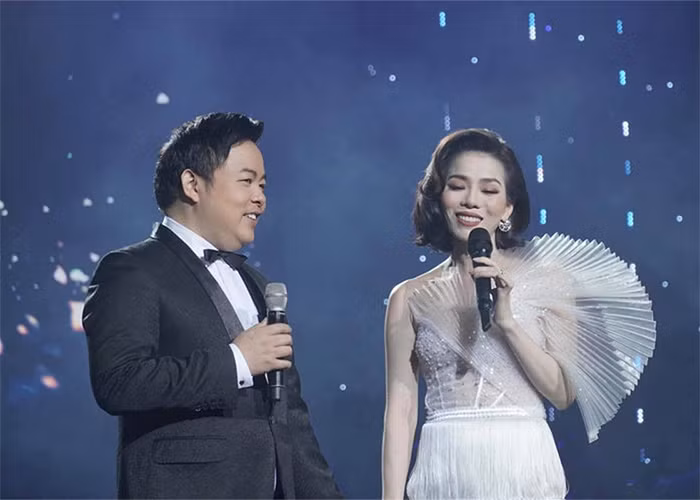 Hình ảnh Quang Lê nặng nề đứng trên sân khấu khi còn nặng hơn 80 kg.