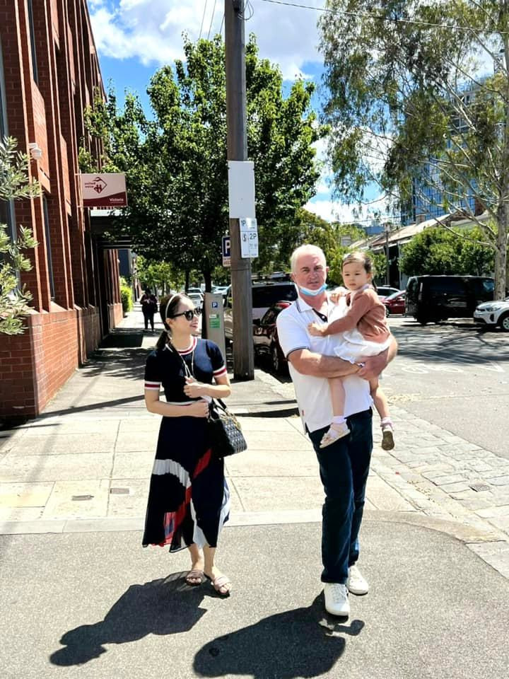 Trong lần sang Australia thăm bố mẹ chồng hồi đầu năm ngoái, Lan Phương còn đăng ảnh thân thiết cùng bố chồng và hết lời khen ông nội của con gái vui tính, đáng yêu vô cùng.