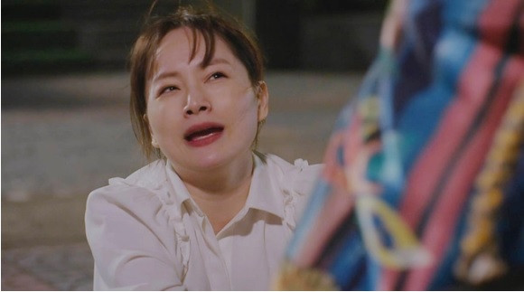 Lan Phương được khán giả yêu mến và biết đến nhiều hơn nhờ những vai diễn cá tính và gai góc. Vài năm trở lại đây, nữ diễn viên sinh năm 1983 chuyên trị những vai nàng dâu với nét tính cách đa dạng như Khánh chịu nhiều uất ức trong "Thương ngày nắng về", Diệu - nàng dâu nanh nọc trong "Cả một đời ân oán",... Ảnh cắt clip VTV.