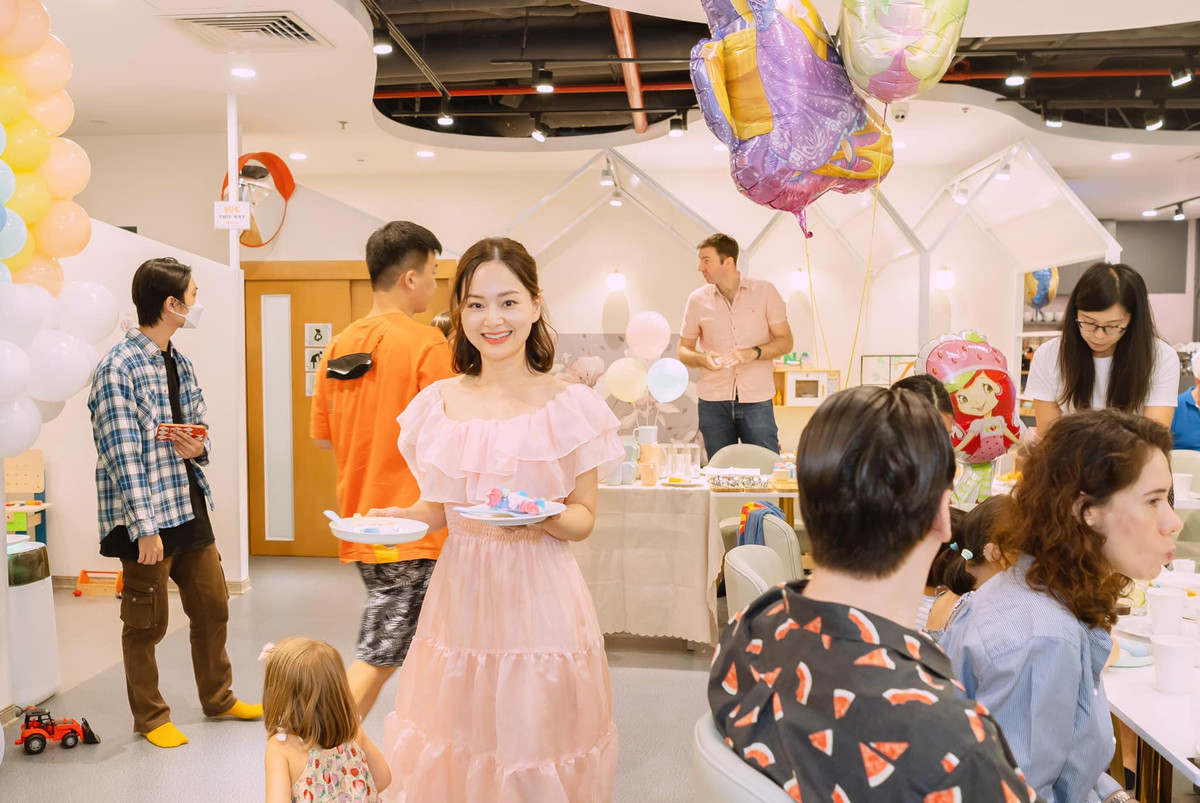 Lan Phương tất bật tự tay chuẩn bị mọi thứ trong bữa tiệc sinh nhật của con gái. Cô thường xuyên chia sẻ hình ảnh gia đình hạnh phúc cùng bố mẹ hai bên gia đình.