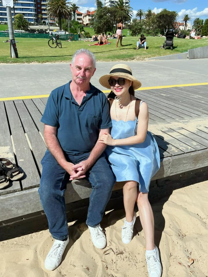 Nữ diễn viên từng bộc bạch tại một sự kiện: "Mỗi lần sang thăm ông bà nội, tôi còn chưa bao giờ phải nấu ăn cho ông bà, rửa bát ông bà cũng rửa luôn. Mẹ chồng tôi hiền lắm, mỗi lần sang chơi đều bảo tôi cứ ngồi đó, không cần làm gì cả".