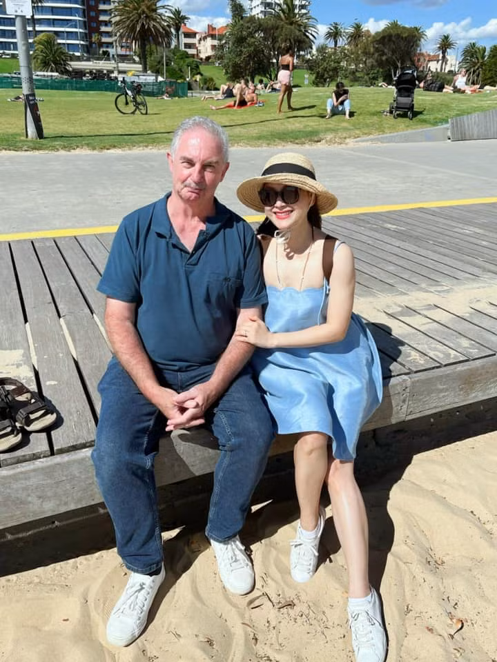 Nữ diễn viên từng bộc bạch tại một sự kiện: "Mỗi lần sang thăm ông bà nội, tôi còn chưa bao giờ phải nấu ăn cho ông bà, rửa bát ông bà cũng rửa luôn. Mẹ chồng tôi hiền lắm, mỗi lần sang chơi đều bảo tôi cứ ngồi đó, không cần làm gì cả".