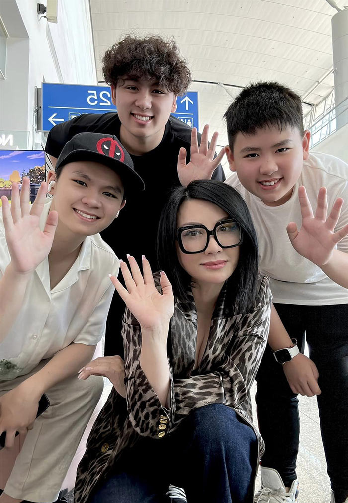 Ngày 7/7, bốn mẹ con Trizzie Phương Trinh về Mỹ sau chuyến thăm quê và tổ chức nhiều sự kiện gia đình ở Việt Nam.