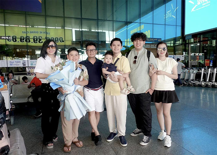 Trước đó, Mai Linh cùng Bằng Kiều và con trai Benly ra sân bay đón 4 mẹ con Trizzi Phương Trinh về Việt Nam.