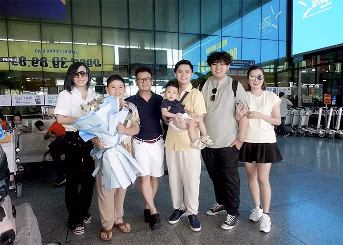 Trước đó, Mai Linh cùng Bằng Kiều và con trai Benly ra sân bay đón 4 mẹ con Trizzi Phương Trinh về Việt Nam.