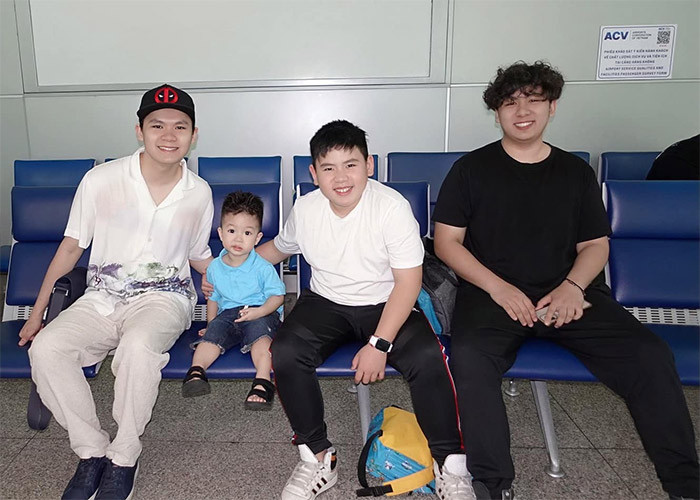 Bốn con trai của Bằng Kiều dù khác mẹ nhưng rất yêu thương, quấn quýt nhau.