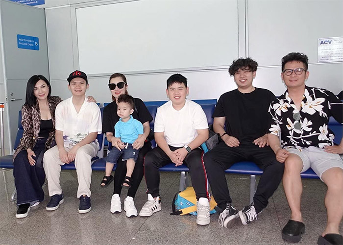 Bằng Kiều chụp ảnh cùng bạn gái, vợ cũ và các con.