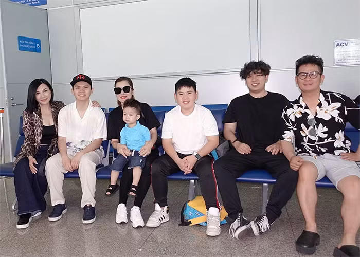 Bằng Kiều chụp ảnh cùng bạn gái, vợ cũ và các con.