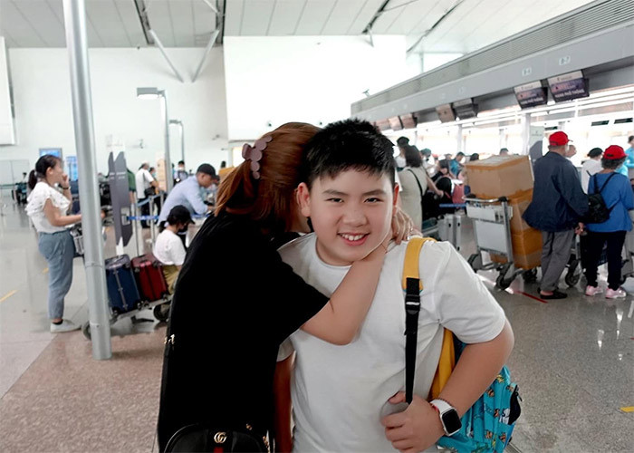 "Mấy hôm nay mọi người nhìn thấy cảnh người cũ - người mới thân thiết với nhau đã lạ rồi. Hôm nay nếu ai chứng kiến cảnh chia tay ở sân bay sẽ còn ngạc nhiên hơn. Cảnh bà mới ôm con bà cũ khóc nước mắt đầm đìa làm bà cũ cũng rơi nước mắt theo", Trizzie Phương Trinh viết trên trang cá nhân khi chụp được cảnh Mai Linh ôm bé Kenzi khóc khi chia tay ở sân bay.