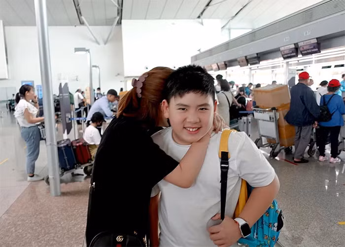 "Mấy hôm nay mọi người nhìn thấy cảnh người cũ - người mới thân thiết với nhau đã lạ rồi. Hôm nay nếu ai chứng kiến cảnh chia tay ở sân bay sẽ còn ngạc nhiên hơn. Cảnh bà mới ôm con bà cũ khóc nước mắt đầm đìa làm bà cũ cũng rơi nước mắt theo", Trizzie Phương Trinh viết trên trang cá nhân khi chụp được cảnh Mai Linh ôm bé Kenzi khóc khi chia tay ở sân bay.