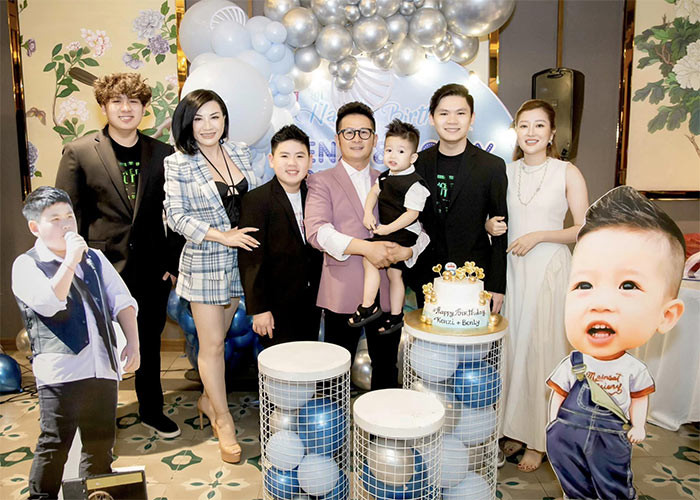 Vợ cũ, người yêu mới của Bằng Kiều cùng tổ chức sinh nhật cho hai con trai Kenzi và Benly rất vui vẻ, ấm áp.