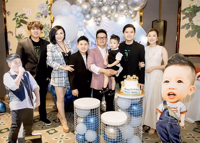 Vợ cũ, người yêu mới của Bằng Kiều cùng tổ chức sinh nhật cho hai con trai Kenzi và Benly rất vui vẻ, ấm áp.