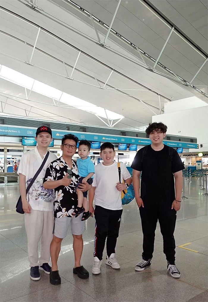 Bằng Kiều ra tiễn ba con trai và vợ cũ về Mỹ.