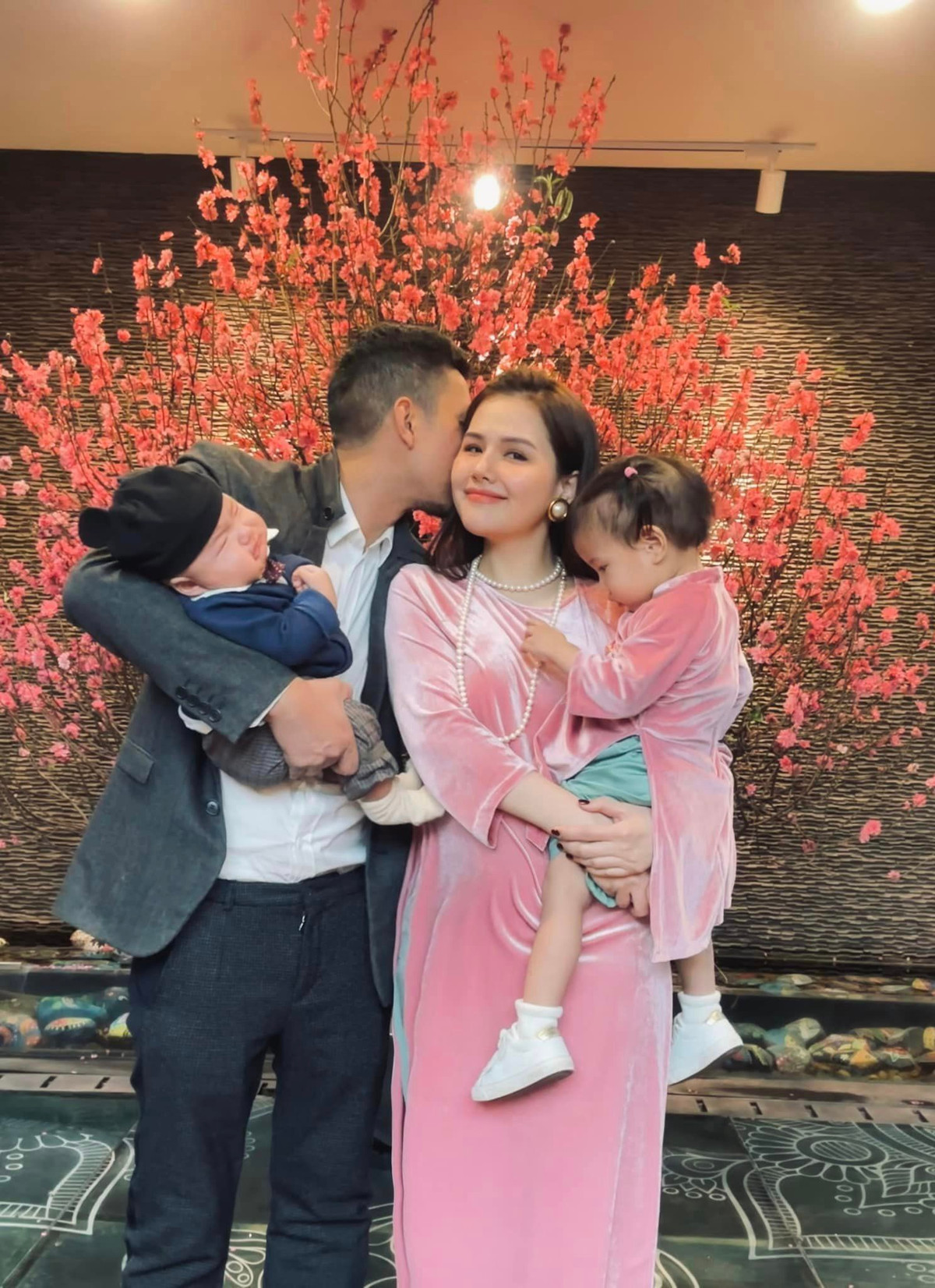 Phanh Lee nhiều lần khoe chồng khéo chiều vợ, chăm con, nấu ăn ngon, sẵn sàng vào bếp vì vợ.