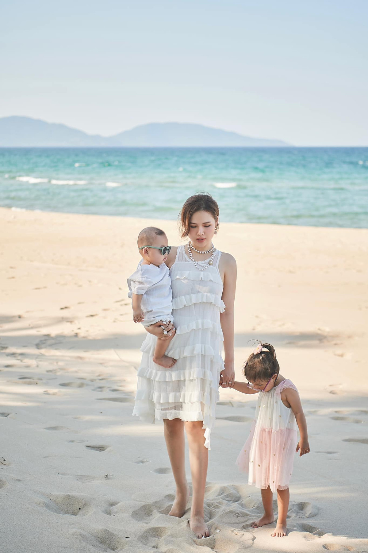 Đây được xem là lần hiếm hoi nữ diễn viên phim "Ghét thì yêu thôi" tiết lộ hình ảnh của cả gia đình sau gần một năm sinh nhóc tỳ thứ hai là bé Sake (10 tháng tuổi).