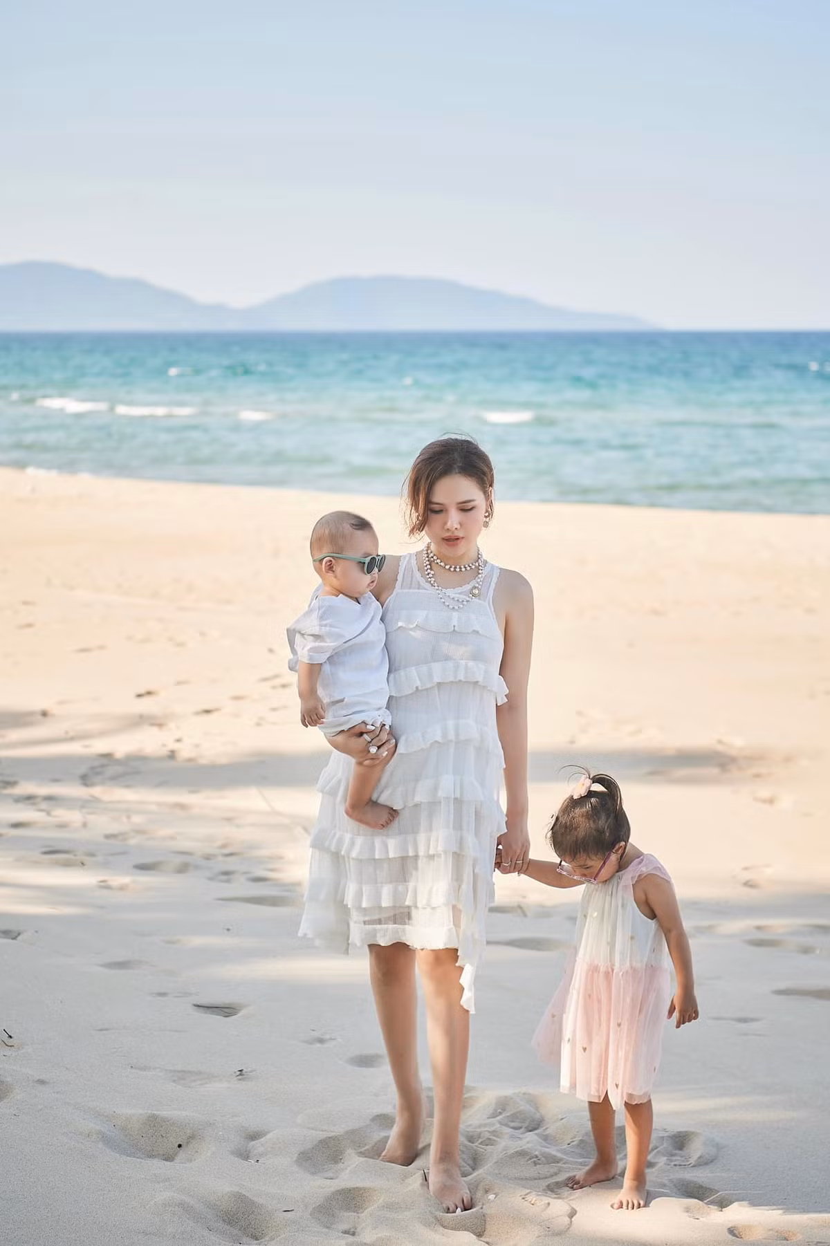 Đây được xem là lần hiếm hoi nữ diễn viên phim "Ghét thì yêu thôi" tiết lộ hình ảnh của cả gia đình sau gần một năm sinh nhóc tỳ thứ hai là bé Sake (10 tháng tuổi).