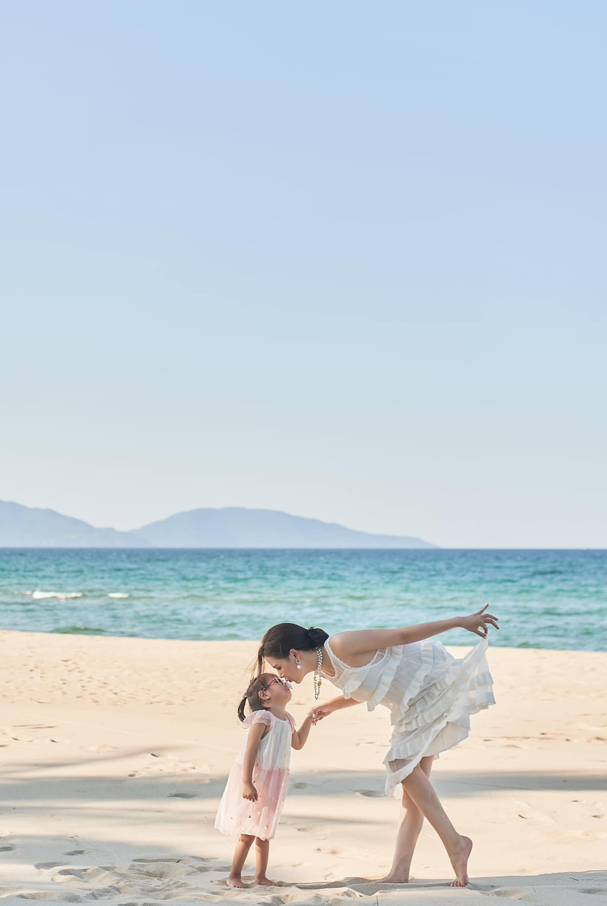 Dù thoải mái khoe dung mạo kháu khỉnh, đáng yêu của Sake và chị cả Sochu (2 tuổi) nhưng Phanh Lee vẫn lựa chọn bảo vệ danh tính của ông xã qua bức ảnh chụp từ phía sau, chỉ để lộ gần như nửa gương mặt.