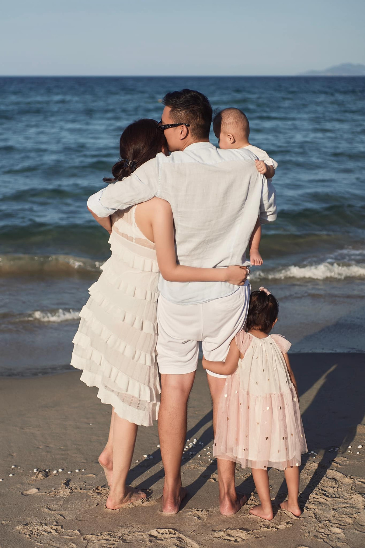 Mới đây, trên trang cá nhân, Phanh Lee khoe khoảnh khắc hạnh phúc bên ông xã doanh nhân Nguyễn Thành Nam và hai con trên bờ biển. Ảnh: Phạm Đăng Hoàn.
