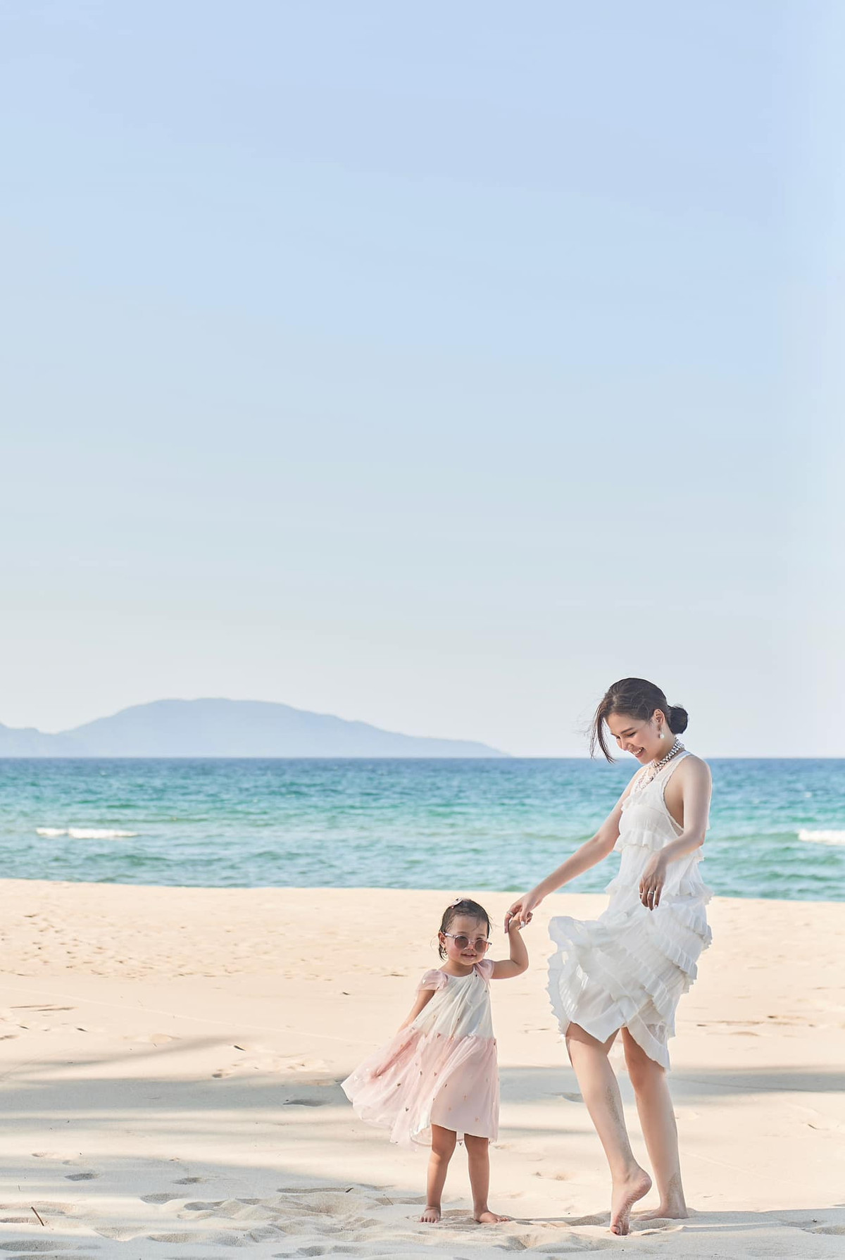 Khoảnh khắc "một nách hai con" được "nàng dâu hào môn" chia sẻ với người hâm mộ.