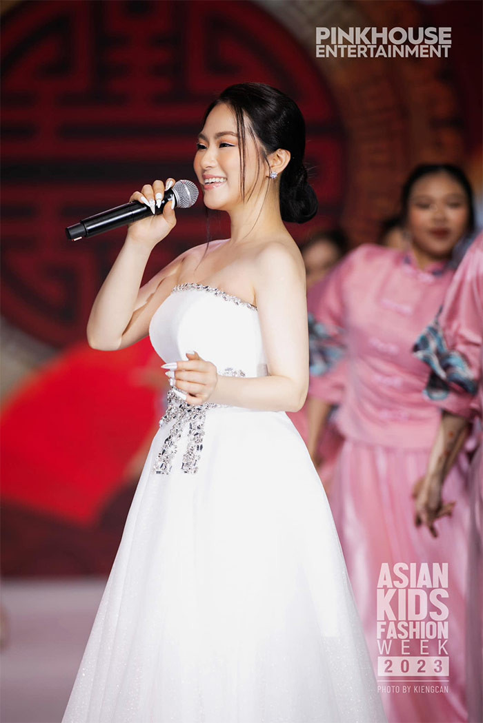 Sau chương trình "Ca sĩ mặt nạ", Lương Bích Hữu rất đắt show biểu diễn và được mọi người nhắc tới nhiều hơn.