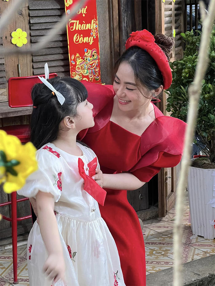 Tuy nhiên, đến năm 2015, Lương Bích Hữu một mình sang Canada sinh con và tuyên bố chia tay Khánh Đơn. (Ảnh: FBNV)