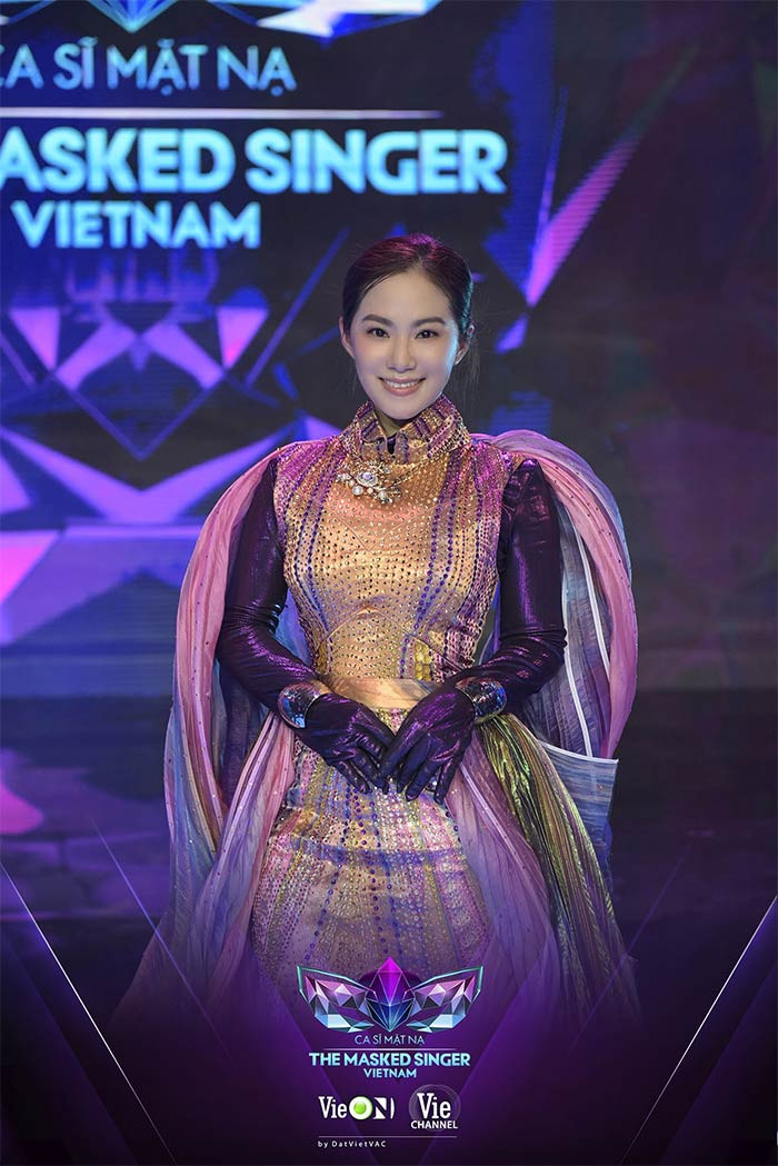 Gần đây, nữ ca sĩ 39 tuổi gây ấn tượng với khán giả khi khoe giọng hát ngọt ngào trong chương trình "Ca sĩ mặt nạ" với hình ảnh Kim Sa Ngư. (Ảnh: FBNV)