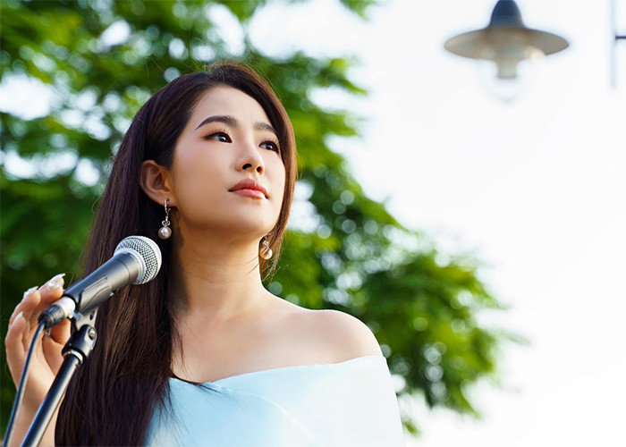 Sau khi con cứng cáp, "Cô gái Trung Hoa" đi lại giữa Việt Nam và Canada để biểu diễn. Cũng từ khi có con và trở thành mẹ đơn thân, Bích Hữu chuyển sang hát dòng nhạc trữ tình, sâu lắng chứ không còn theo đuổi dòng nhạc tuổi teen như trước. (Ảnh: FBNV)