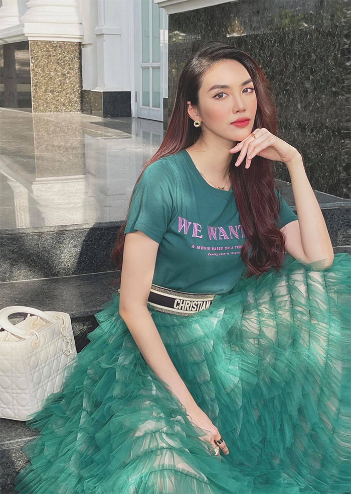 Style của á quân Siêu mẫu châu Á 2012 cũng ngày càng thăng hạng nhờ kết hợp những món thời trang đắt đỏ rất có gu.