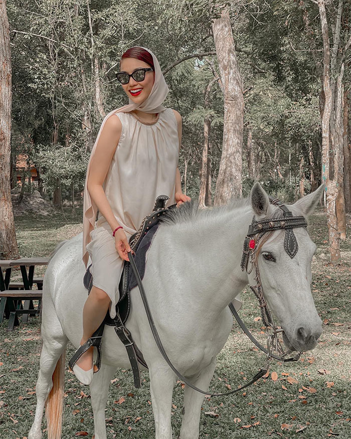 Cô thường xuyên khoe ảnh đi du lịch khắp nơi trên thế giới và trên người mọi trang phục, phụ kiện đều là đồ hiệu đắt tiền.