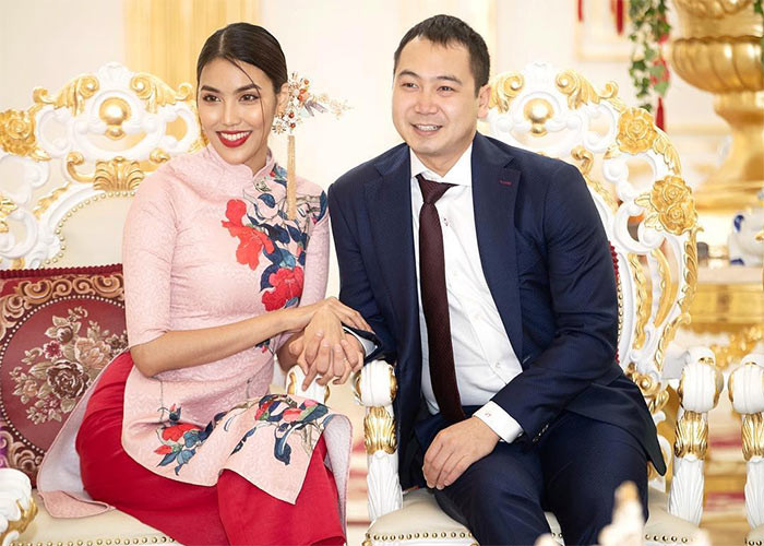 Biệt thự của vợ chồng Hoa khôi Áo dài Việt Nam 2014 sang trọng tới từng chi tiết, nội thất bên trong được thiết kế theo phong cách cổ điển phương Tây, tông màu trắng chủ đạo, có khuôn viên ngoài trời rộng lớn.