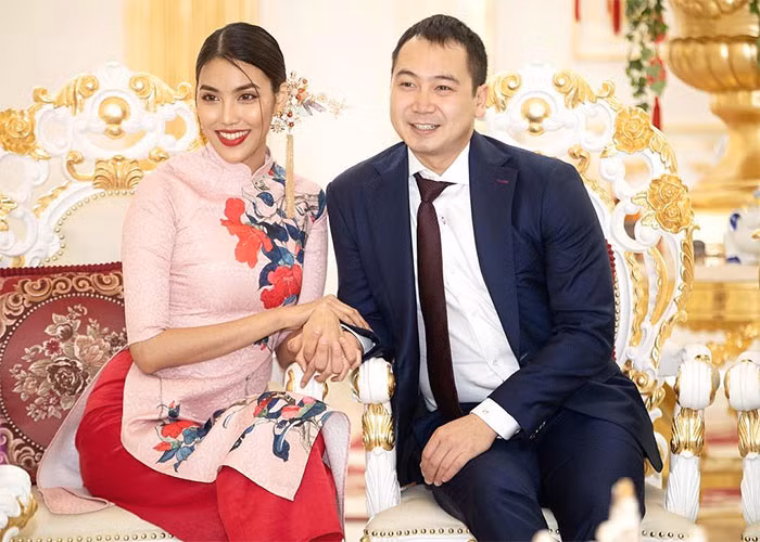 Biệt thự của vợ chồng Hoa khôi Áo dài Việt Nam 2014 sang trọng tới từng chi tiết, nội thất bên trong được thiết kế theo phong cách cổ điển phương Tây, tông màu trắng chủ đạo, có khuôn viên ngoài trời rộng lớn.