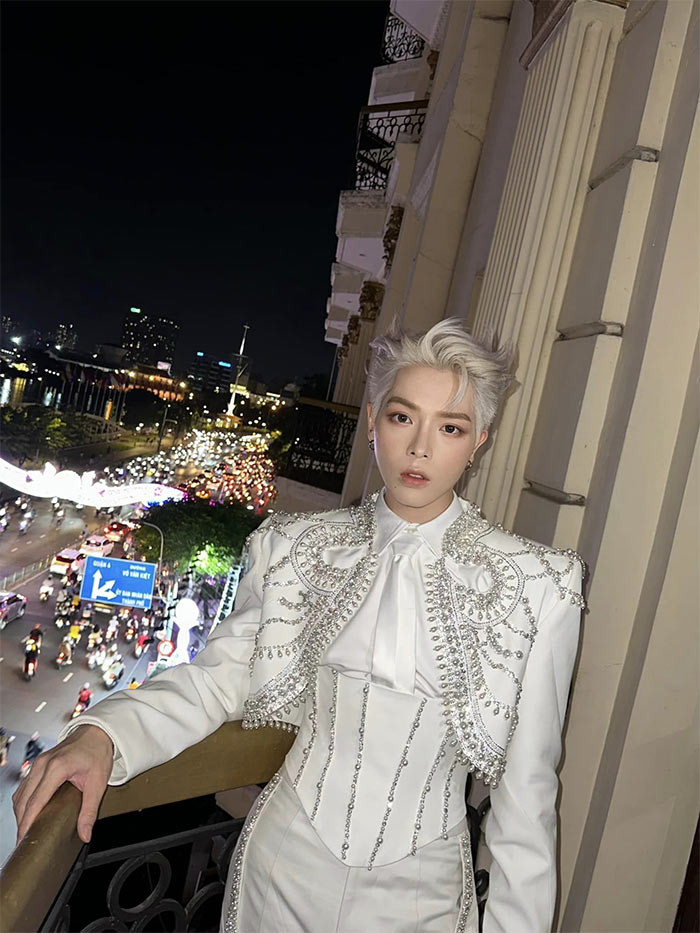 Năm 2017, Đức Phúc quyết định phẫu thuật thẩm mỹ để thay đổi ngoại hình, dễ dàng hoạt động trong showbiz hơn. (Ảnh: FBNV)