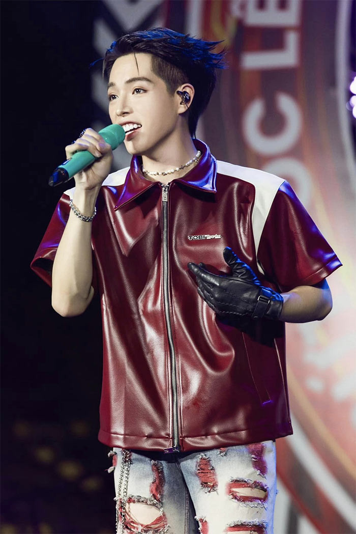 Đức Phúc muốn thay đổi ngoại hình để tự tin hơn và dễ dàng theo đuổi đam mê ca hát. (Ảnh: FBNV)