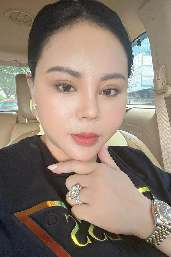 Khuôn mặt không nếp nhăn nhờ thẩm mỹ của Lê Giang.