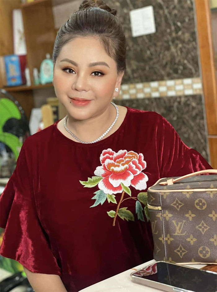 "Tôi không thể chịu được nếu bị chê xấu. Vì thế tôi buộc phải chịu đau, tốn tiền phẫu thuật thẩm mỹ”, Lê Giang chia sẻ với Zing.