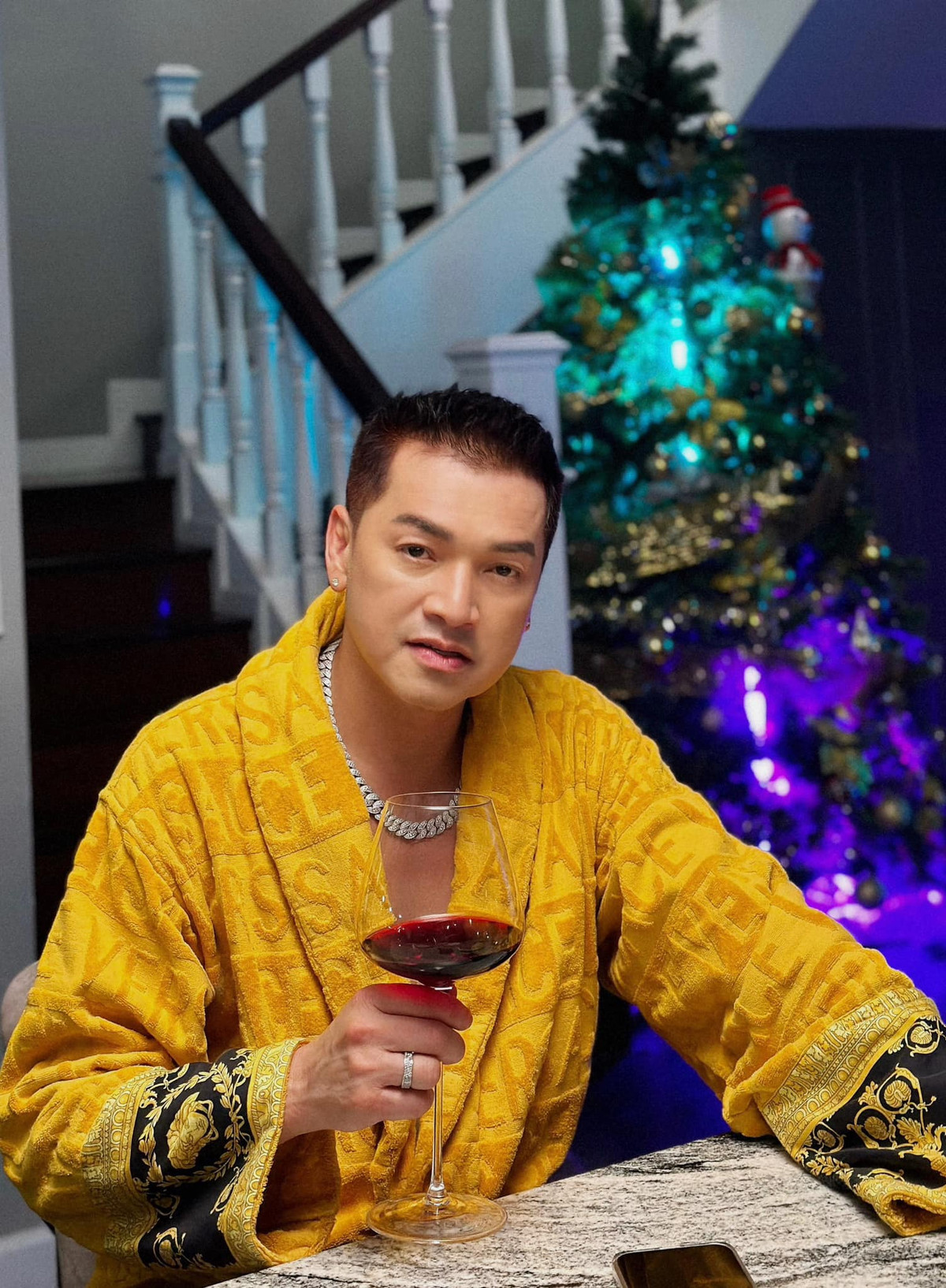 Thời gian qua, chồng cũ Hồng Đào cũng rất bận rộn với các dự án nghệ thuật khi tham gia đóng phim, web-drama, quay gameshow... Dù bận rộn với những chuyến lưu diễn trong và ngoài nước nhưng nam nghệ sĩ vẫn dành thời gian tự thưởng cho bản thân bằng các chuyến du lịch.