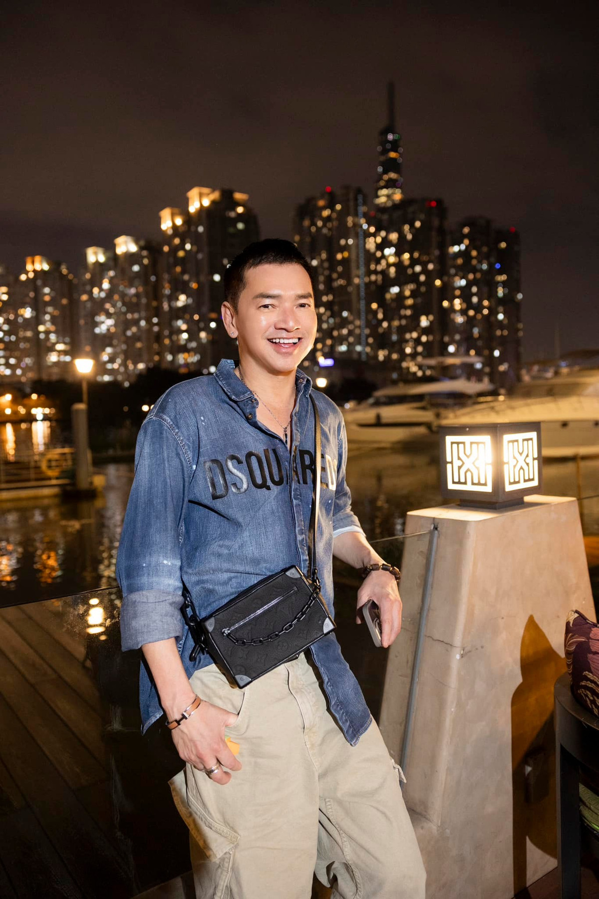 Trong bài viết gần đây trên trang cá nhân, Quang Minh khéo tiết lộ về mối quan hệ với Hồng Đào sau 4 năm ly hôn. Anh bày tỏ niềm vui khi được vợ cũ chia sẻ chuyện con gái siêng năng làm việc và luôn có đầu óc cầu tiến. Nhân dịp sinh nhật vợ cũ, nam diễn viên gửi lời nhắn nhủ: "Anh chúc em Hồng Đào điều duy nhất đó là sức khỏe và bình an. Chúc mừng sinh nhật người mẹ tuyệt vời của 2 công chúa của anh".