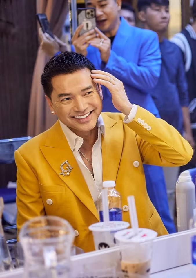 Về phía diễn viên Quang Minh, sau khi ly hôn, anh cũng đi về giữa Mỹ và Việt Nam để làm việc.