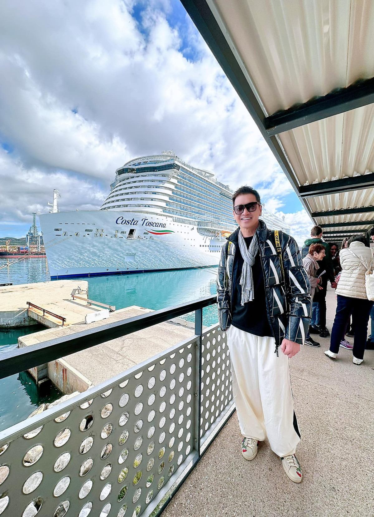 Ở tuổi 64, Quang Minh được khen ngày càng phong độ, bảnh bao và trẻ trung. Anh tìm đến các cơ sở làm đẹp kết hợp với bơi lội, tập gym và chế độ ăn uống lành mạnh để duy trì sức khỏe.