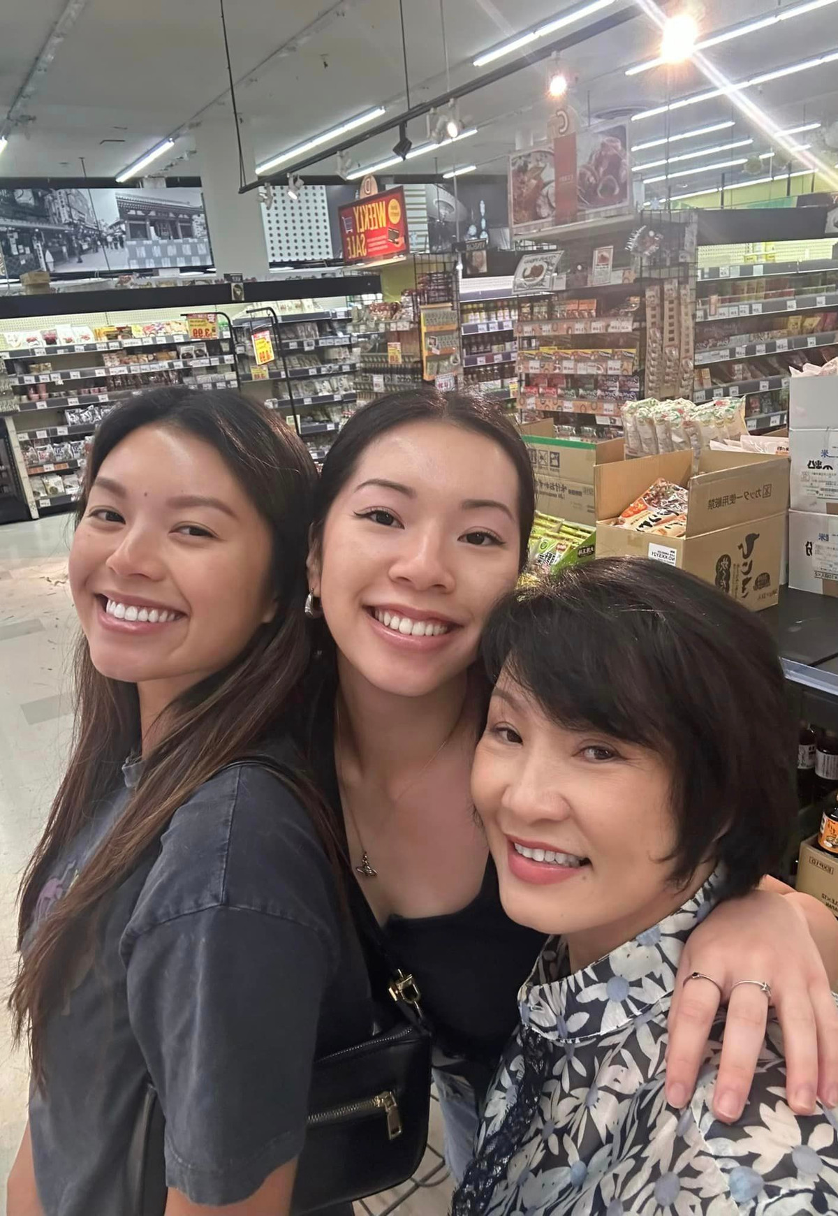 Sophia Minh Châu và Vicky Phương Vân - hai ái nữ nhà Quang Minh và Hồng Đào luôn bên mẹ sau biến cố hôn nhân của nữ nghệ sĩ.