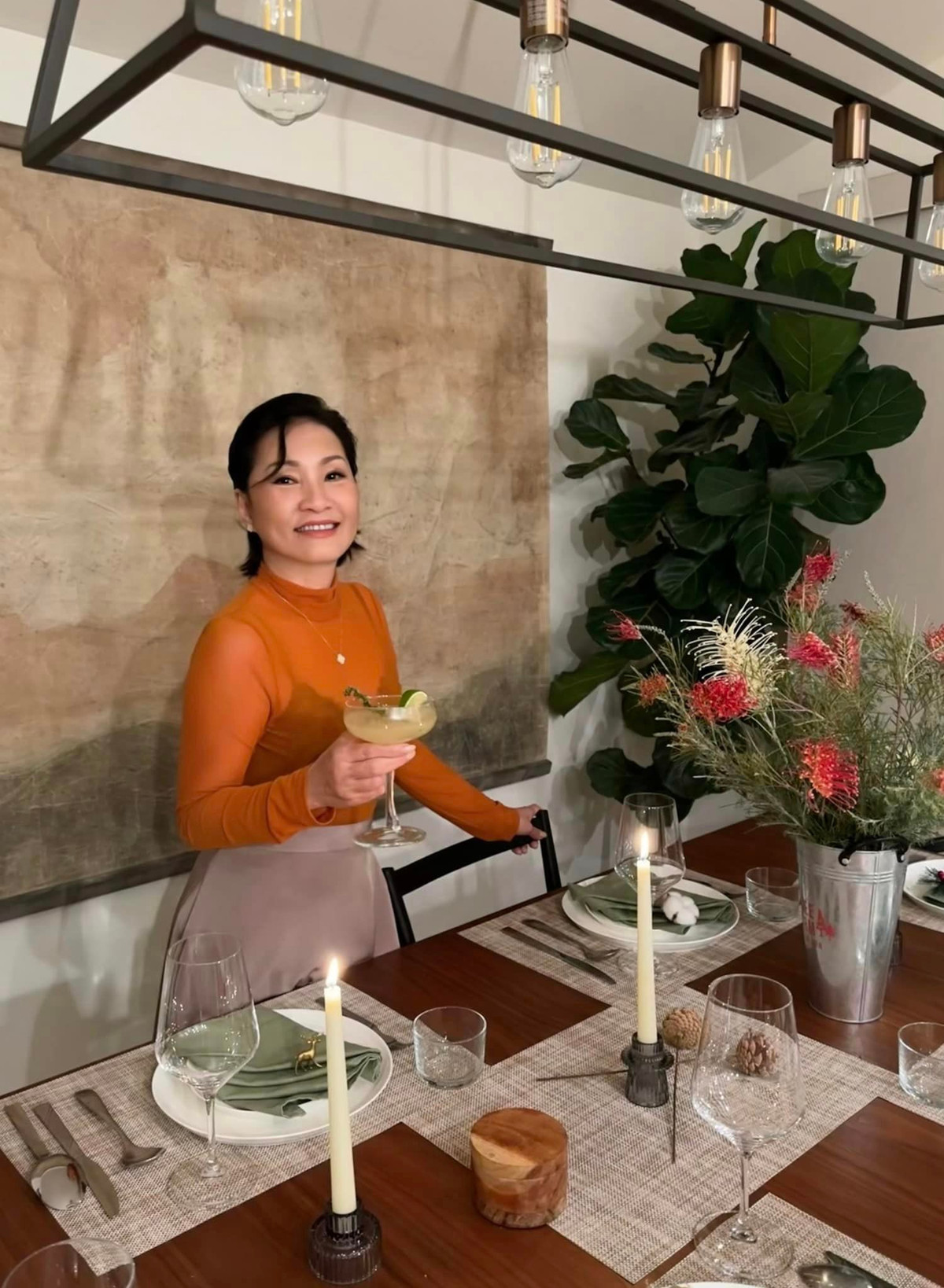 Có 30 năm định cư ở Mỹ, nữ nghệ sĩ sinh năm 1962 tận hưởng cuộc sống an yên bên hai con gái trong biệt thự tràn ngập hoa.