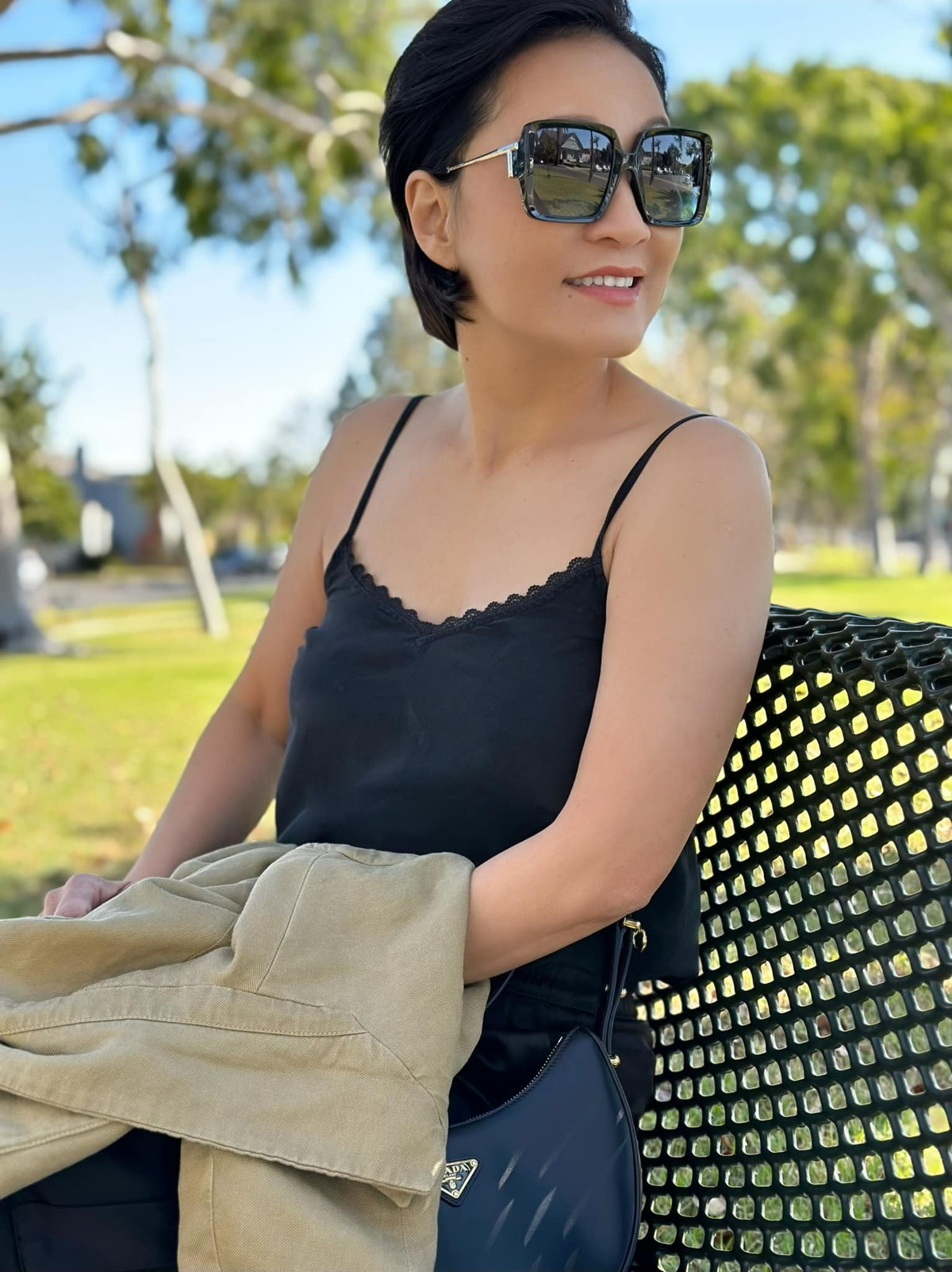 Ở tuổi 61, vợ cũ Quang Minh được khen ngày càng tươi trẻ.